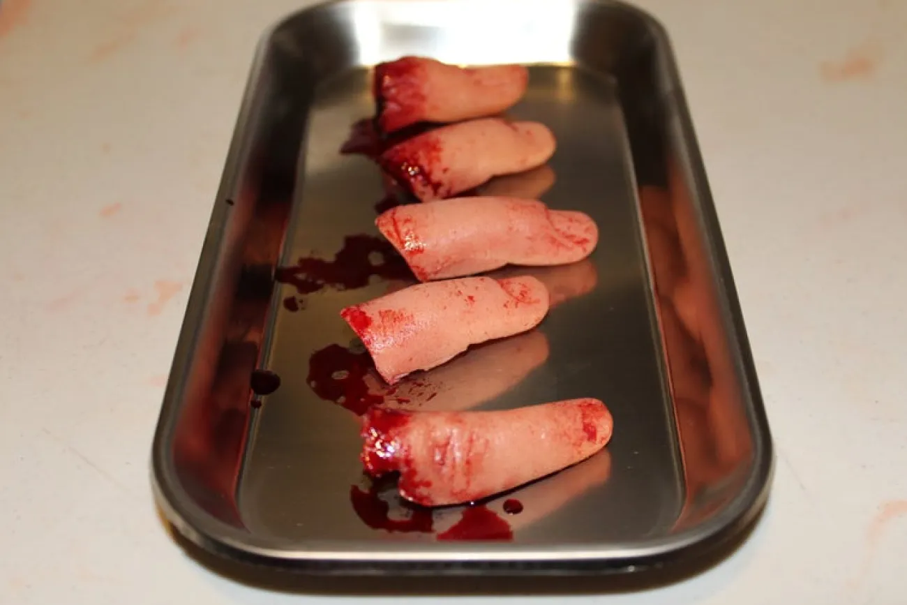 ForensicFX Studios Severed Fingers On Medical Tray Display> Halloween Accessories