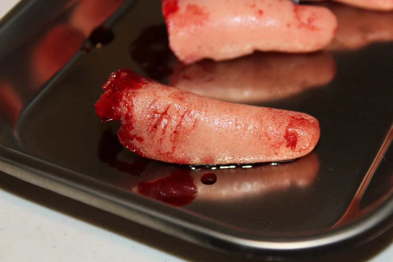 ForensicFX Studios Severed Fingers On Medical Tray Display> Halloween Accessories