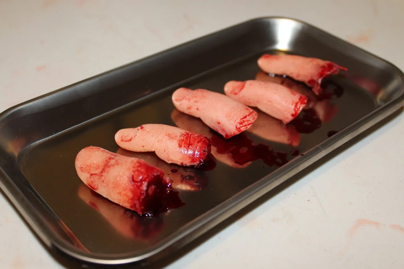 ForensicFX Studios Severed Fingers On Medical Tray Display> Halloween Accessories