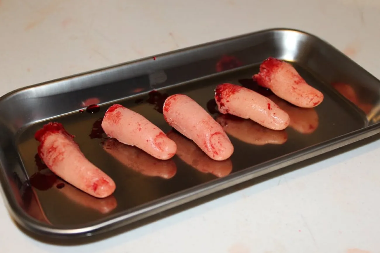 ForensicFX Studios Severed Fingers On Medical Tray Display> Halloween Accessories