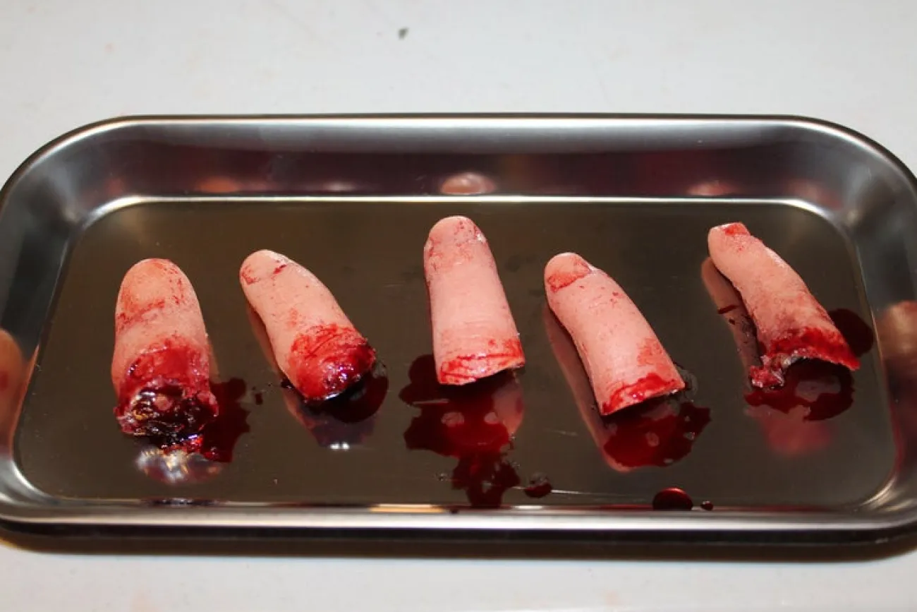 ForensicFX Studios Severed Fingers On Medical Tray Display> Halloween Accessories